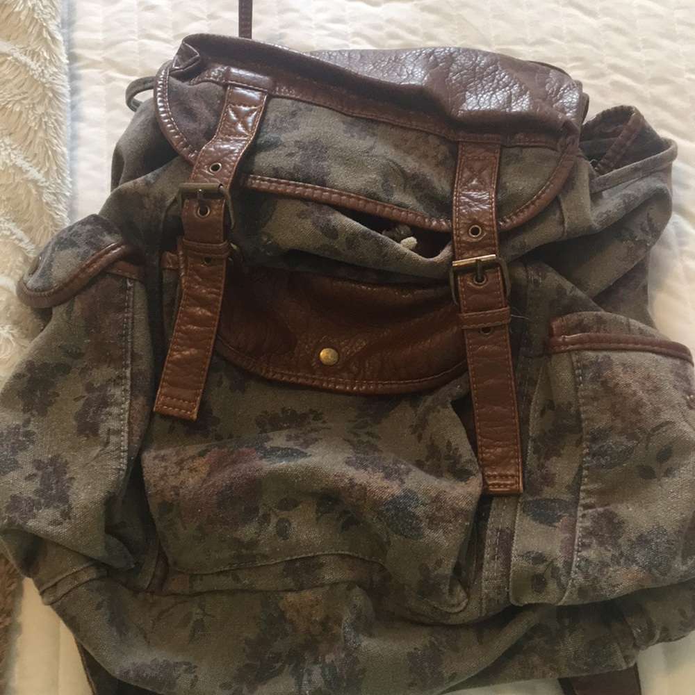 Black poppy pacsun backpack